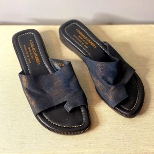 Donald J Pliner Flats